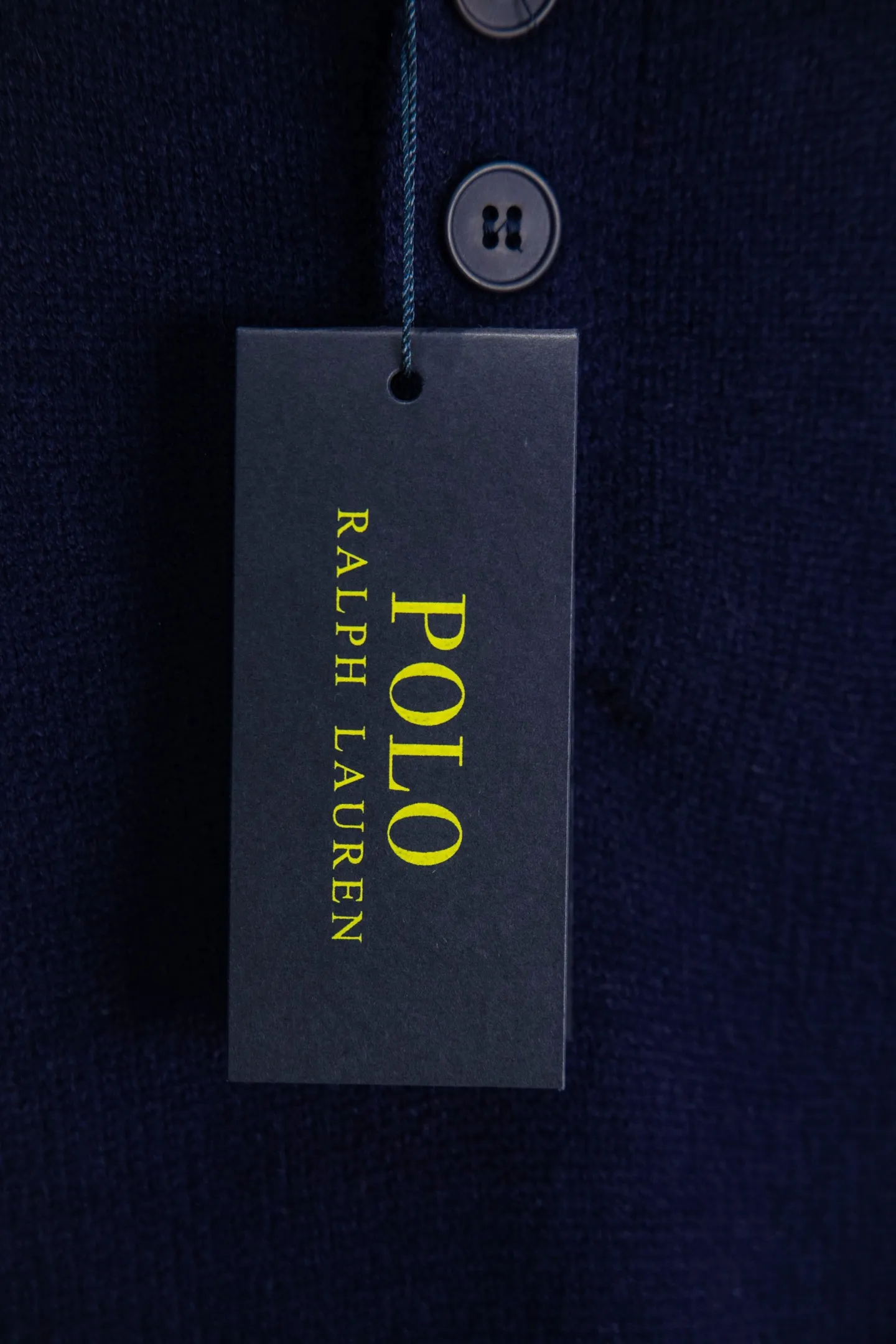 P230 Style number: Y258 Ralph Lauren POLO twist button open-chest sweater is a limited edition every year. There won’t be many styles in the store! Ralph Lauren men's half-button sweater. The shape is really nice. It can be worn alone or as a coat. It can be worn outside the inner layer. It is versatile and looks good. Tag, hanging grain, washable, packaging bag, full set of accessories. The appearance is quite high. The workmanship is super exquisite. Color: navy, gray, apricot, navy. Size: S M L XL